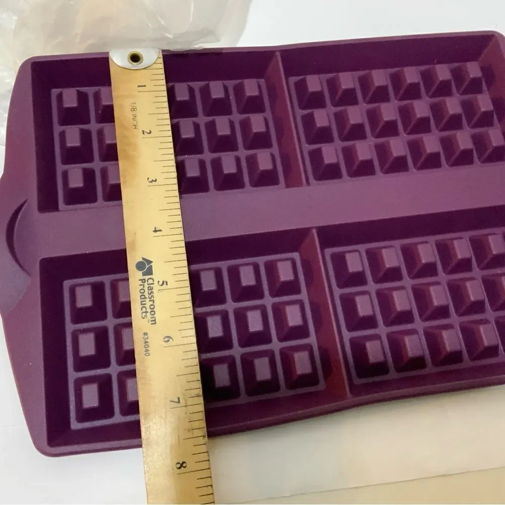 New Tupperware Silicone Waffle Form Pan